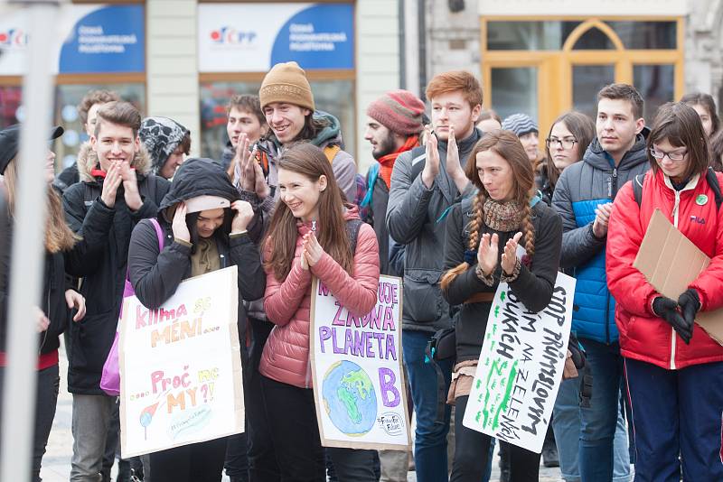 Dne 15.3. proběhla na náměstí Dr. E. Beneše stávka studentů na podporu boje za životní prostředí.