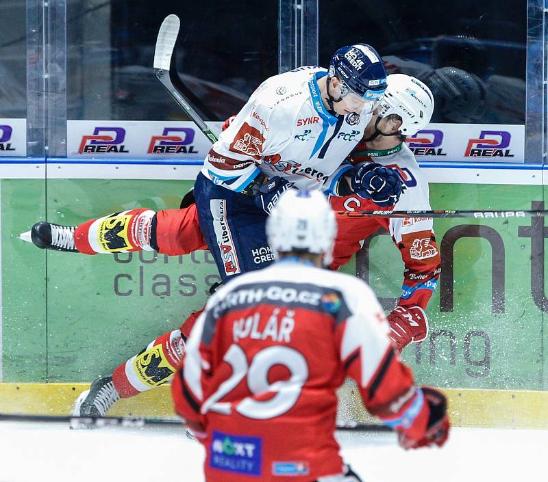 Hokejové utkání Tipsport extraligy v ledním hokeji mezi HC Dynamo Pardubice (v červenobílém) a HC Bílí Tygři Liberec ( v bíločernémv pardudubické enterie areně.