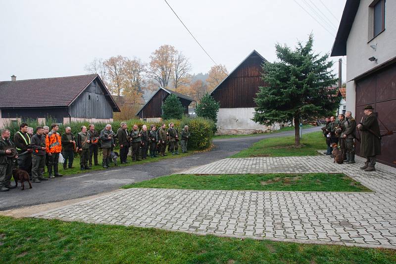 Preventivní kontrola myslivců v Petrašovicích u Českého Dubu, při které policisté prověřovali například technický stav zbraní, nebo zda nejsou účastníci honu pod vlivem alkoholu.