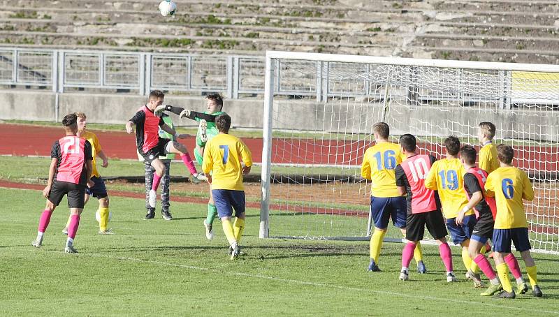 V drostenecké fotbalové soutěži U19 vyrychtoval Slovan Liberec hosty z Neratovic. Nastřílel jim neuvěřitelných 28 branek! (28:0). A to je druhá nejvyšší soutěž dorostu! Vítězové jsou v červených dresech.