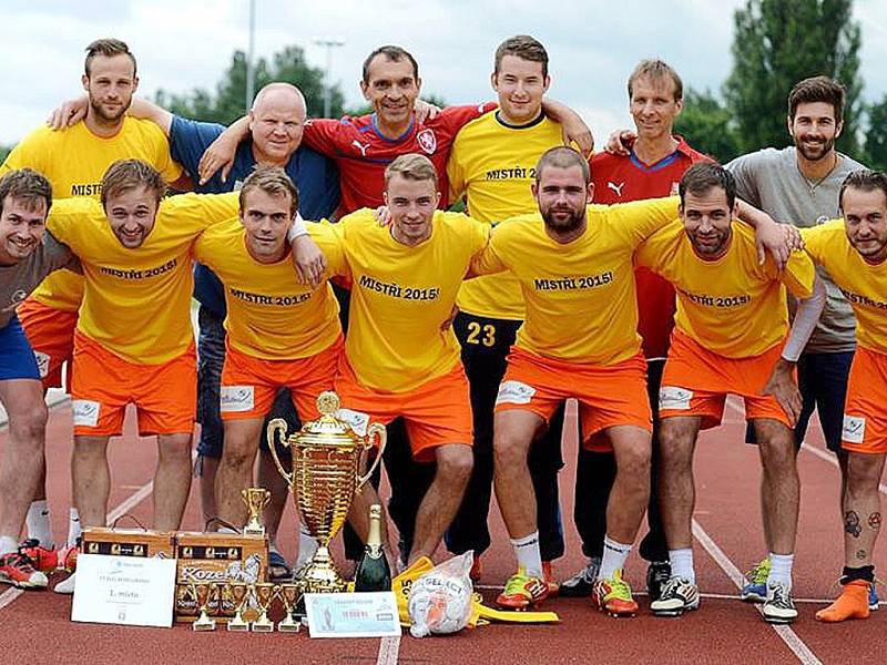 ZLATÍ HOŠI. FT Zlej se(n) Liberec. Zleva horní řada: Bernát, dva hráči z Medailistů, Soukup, další dva borci z Medailistů. Zleva dolní řada: hráč z Medailistů, Bína, Beneš, Vodička, Žoček, Bohata, Horáček. 