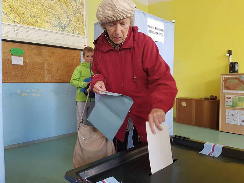 Svůj hlas odevzdávají voliči také v Jablonci nad Nisou.