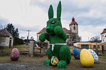 Obří zajíc obklopený kraslicemi dělal radost kolemjdoucím, turistům a především dětem ze školy a školky v Rynolticích na Liberecku, 2018.