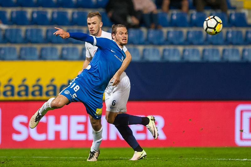 Zápas 8. kola první fotbalové ligy mezi týmy FC Slovan Liberec a 1. FC Slovácko se odehrál 25. září na stadionu U Nisy v Liberci. Na snímku Matěj Pulkrab (v modrém) a Stanislav Hofmann.