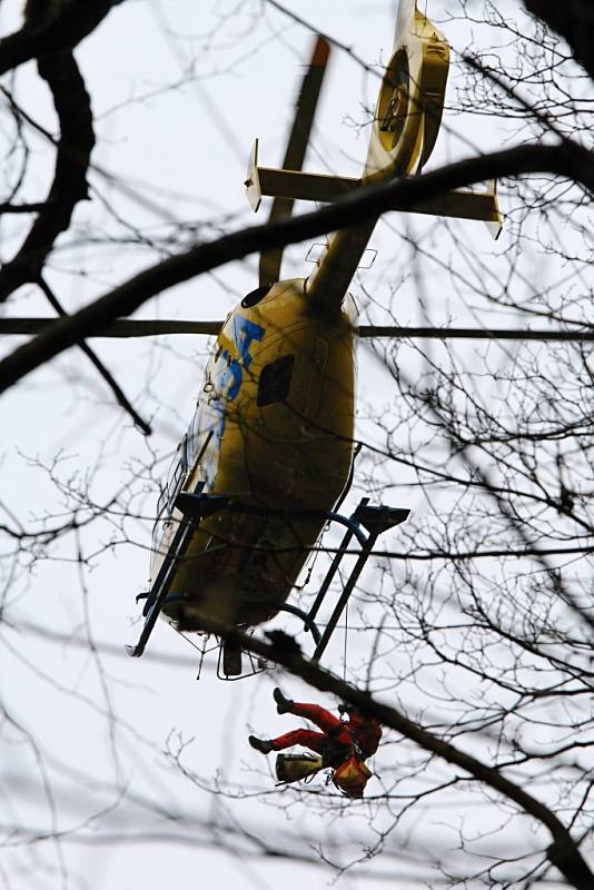 Taktické cvičení v úterý 21. března na řece Kamenici uzavřelo i silnici mezi Návarovem a Vlastiboří. Složky IZS stihly procvičit společný zásah pozemních jednotek a letecké techniky, koordinaci zásahu mezi více složkami za pomoci štábu velitele zásahu, ra