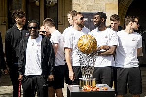 Za designem první sportovní trofeje v Česku vyrobené pomocí 3D tisku stojí český designér, umělec a architekt Petr Vacek, který se inspiroval třemi základními motivy typickými právě pro basketbal.