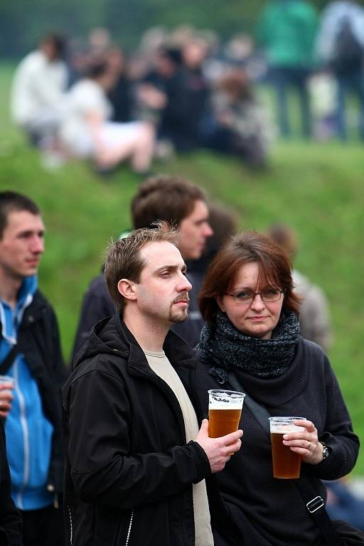 DVANÁCTÝ MAJÁLES ovládlo devět kapel a jedno divadlo.