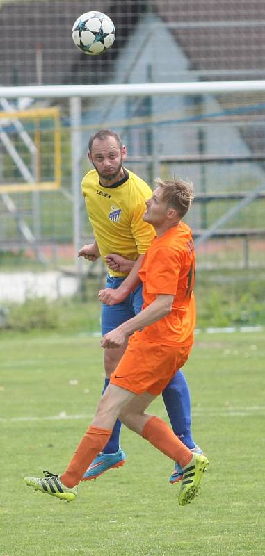 Krásná Studánka (ve žlutém)prohrála doma derby s Doubím 0:5.