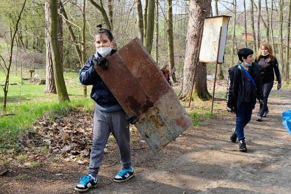 Téměř pět desítek žáků Základní školy speciální Frýdlant se ve středu 21. dubna 2021 zapojilo v rámci mezinárodního Dne Země do úklidu Frýdlantu.