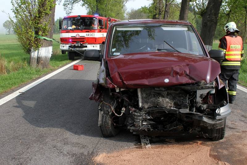 Vážná nehoda uzavřela v neděli ráno silnici mezi Pertolticemi a Habarticemi na Liberecku. Čelně se tu srazila Škoda Rapid s Mercedesem Vito.