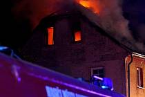 Noční požár dvoupatrového domu ve Fučíkově ulici v Raspenavě