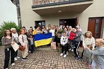 Narozeniny Martiny Pokorné (uprostřed v černém) s uprchlíky z Ukrajiny.
