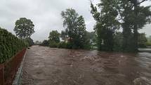V Raspenavě se řeka vylila na dvou místech v ulici Luhová.