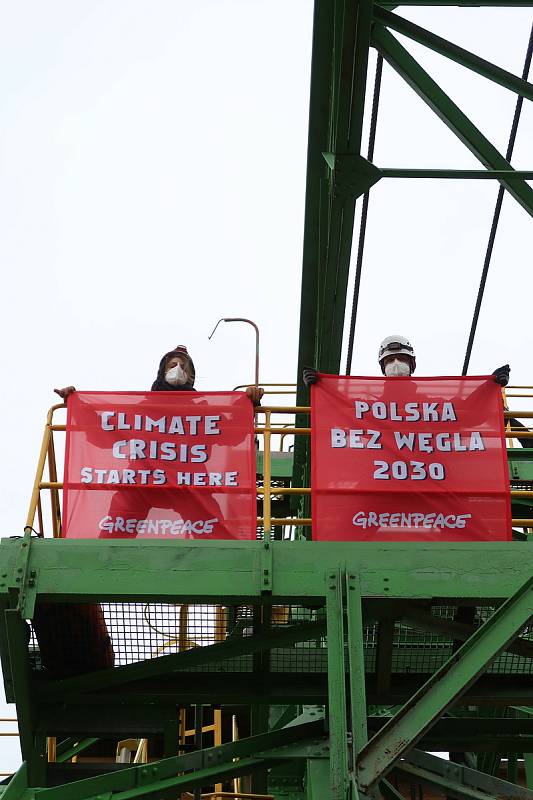 Aktivisté a aktivistky z polské pobočky organizace Greenpeace blokují rypadlo v hnědouhelném dole Turów.