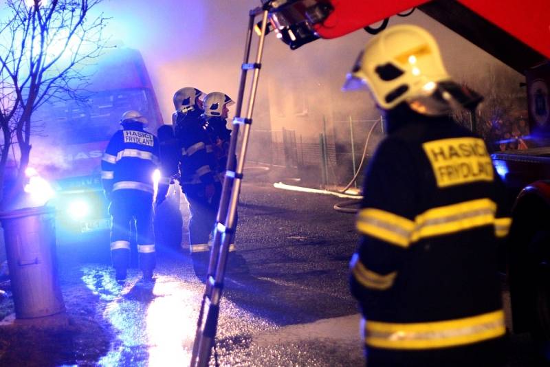 Hospodářskou budovu zachvátil ve čtvrtek po jednadvacáté hodině ve Vísce na Frýdlantsku požár. Již v době příjezdu hasičů byl celý objekt v plamenech.