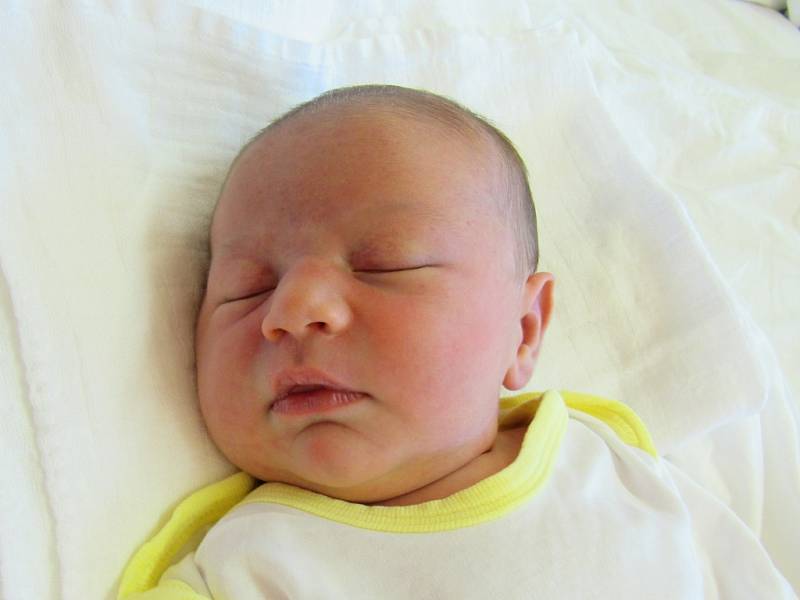 LIBOR KONÝVKA  Narodil se 6. prosince v liberecké porodnici mamince Monice Veroňkové z Hrádku nad Nisou.  Vážil 3,98 kg a měřil 52 cm.