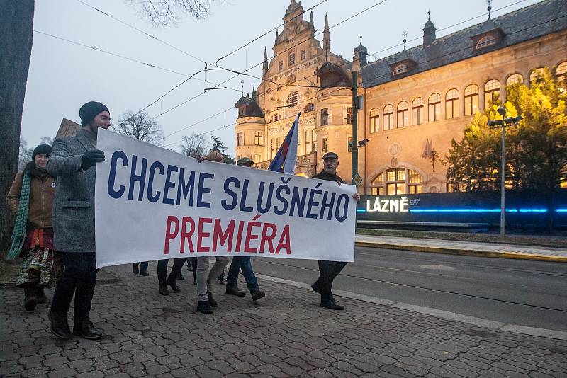 Pochod za slušného premiéra městem od Severočeského muzea v Liberci až k vlakovému nádraží proběhl 22. listopadu.