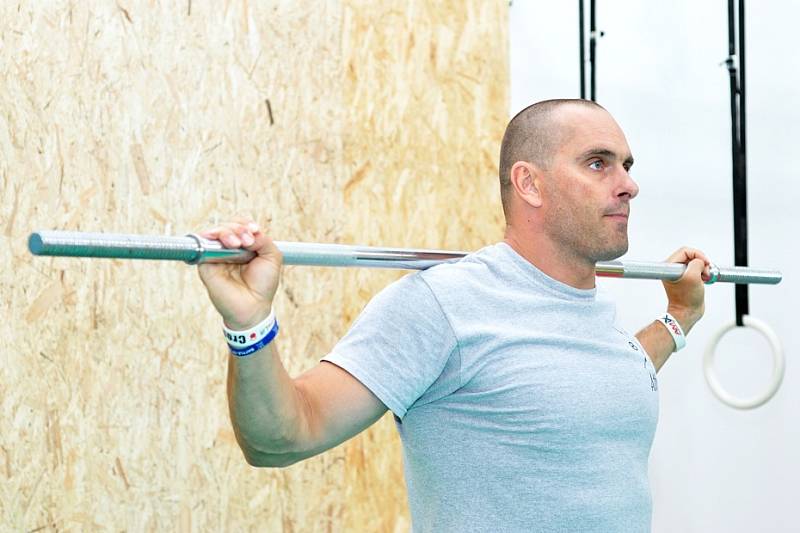 CROSSFIT. Nejprve cvičíme s násadou od koštěte. Poté přesedláme na olympijskou osu. Cvičíme i s kettlebellem a medicinbalem. Na konci tréninku jedeme sestavu všech cviků.