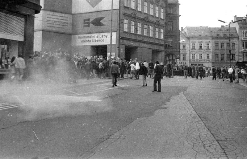 Lidi rozháněly v srpnu 1969 v Liberci Lidové milice a bezpečnost.