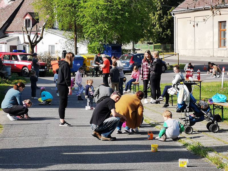 Malí malíři vyzdobili náves v Kunraticích na Frýdlantsku.