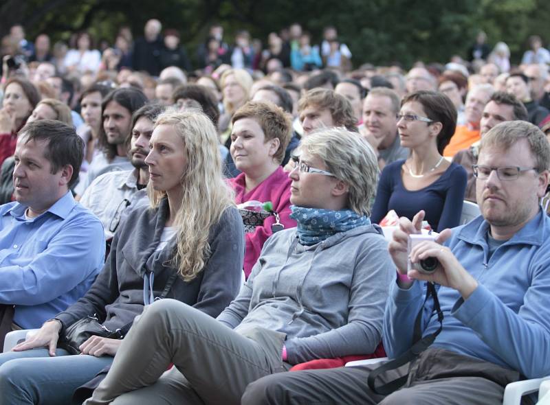 SUZANNE VEGA na koncertě na státním zámku Sychrov. Zpěvačka zde odehrála zhruba hodinu a půl dlouhý koncert ať už za doprovodu kytaristy, kapely nebo sama s akustickou kytarou. Zazněly i její dva největší hity Luka a Tom's Diner.