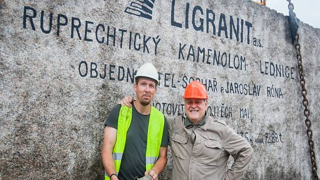 Pracovníci kamenolomu a specializované firmy vytahovali 18. července pomocí jeřábu téměř 73 tunový žulový kvádr. Monolit o objemu 27,5 metrů krychlových bude sloužit jako materiál pro sochaře Jaroslava Rónu (na snímku vpravo).