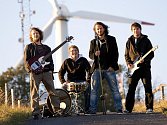 THE SCOFFERS. Liberecká grunge kapela vznikla teprve v roce 2010. Její kytarista Vojtěch Růzha se rozhodl uspořádat koncert tří kapel Student's Day v harcovském Klubu Vlak.
