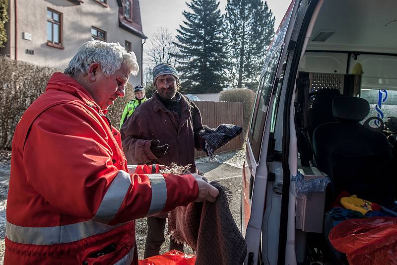 Strážníci a pracovníci Českého červeného kříže monitorují, jak jsou na tom v mrazech bezdomovci v Liberci. Rozdávají jim pokrývky a teplé oblečení. Snímek je z 27. února.