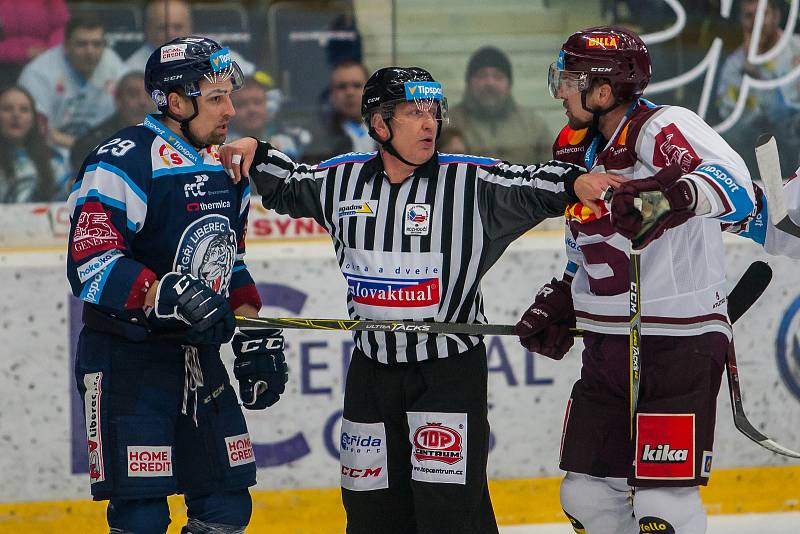 Druhý zápas předkola Generali play off Tipsport extraligy ledního hokeje se odehrál 7. března v liberecké Home Credit areně. Utkaly se celky Bílí Tygři Liberec a HC Sparta Praha. Na snímku vlevo Lukáš Krenželok.