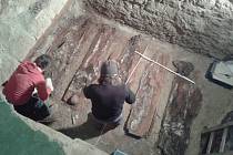Nečekaný objev učinili archeologové v rámci oprav arciděkanského kostela sv. Antonína v Liberci. Zcela náhodně totiž objevili pod hlavním oltářem kryptu s devíti rakvemi.