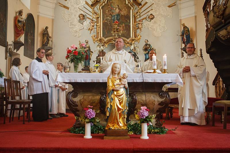 Do kostela v Raspenavě se vrátila zrestaurovaná gotická soška Madony.