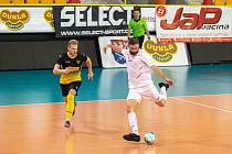 Futsalisté Liberce (bílé dresy) remizovali s Ústím nad Labem 5:5.