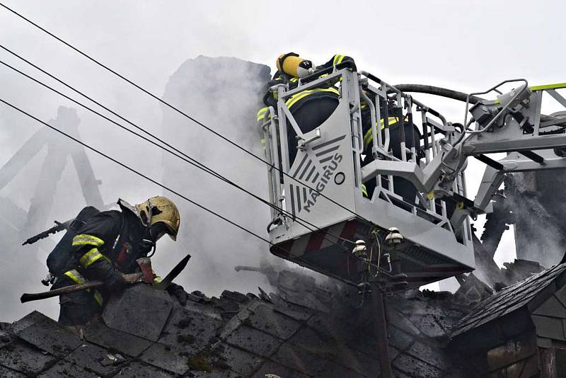 V sobotu 1. prosince zasahovaly krajské jednotky hasičů u požáru rodinného domu v Chrastavě.