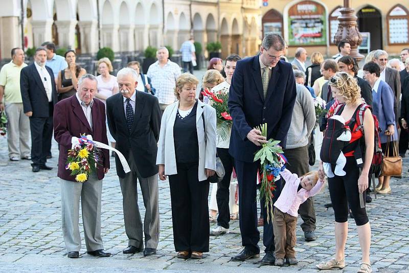K památníku obětem sovětské okupace položili v den 42.výročí květiny politici, vojáci, vojenští veteráni Sokolové, pamětníci událostí či pozůstalí obětí.