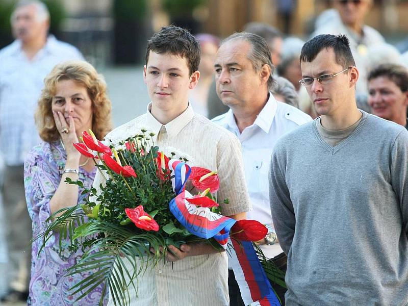 K památníku obětem sovětské okupace položili v den 42.výročí květiny politici, vojáci, vojenští veteráni Sokolové, pamětníci událostí či pozůstalí obětí.