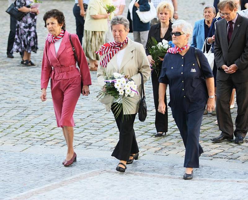 K památníku obětem sovětské okupace položili v den 42.výročí květiny politici, vojáci, vojenští veteráni Sokolové, pamětníci událostí či pozůstalí obětí.