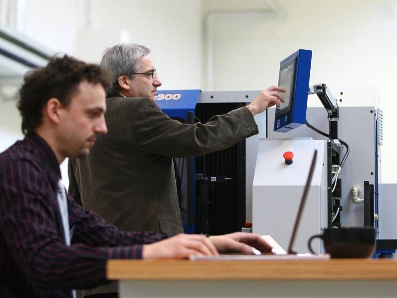 NOVÝ VÝZKUMNÝ KOMPLEX nabízí například největší akustickou laboratoř v ČR.