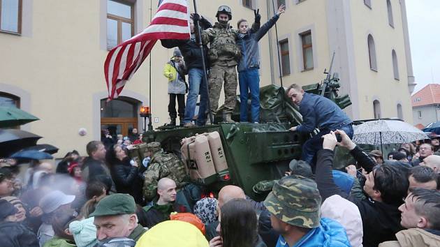 V Liberci uvítala americký konvoj tisícovka příznivců. Dešti navzdory. O prohlídku techniky byl obrovský zájem. Vojáci se dokonce podepisovali do památníčků (na snímku).