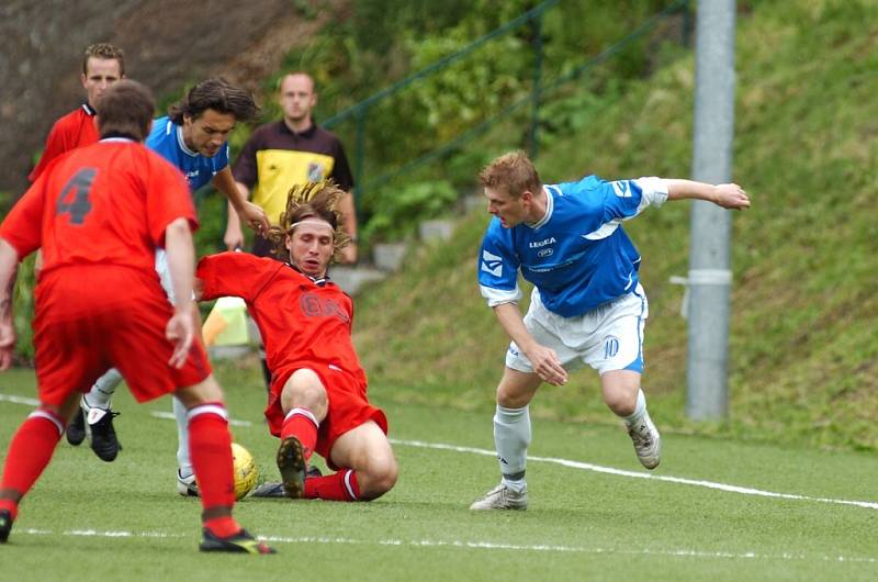 HRÁDEK USPĚL V DESNÉ. V zajímavém utkání se podařilo fotbalistům Hrádku nad Nisou zvítězit v Desné a v tabulce jsou čtvrtí. Na snímku hrádecký Holeček (s čelenkou) v souboji  s desenskými hráči Kameníkem a Jechem (číslo 10).