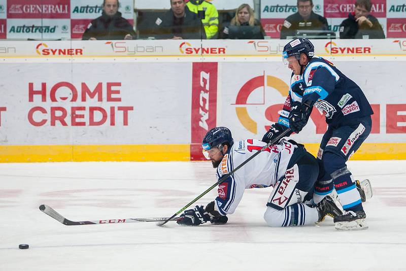 Utkání 39. kola Tipsport extraligy ledního hokeje se odehrálo 12. ledna v liberecké Home Credit areně. Utkaly se celky Bílí Tygři Liberec a HC Vítkovice Ridera. Na snímku zleva Marek Hrbas a Daniel Špaček.