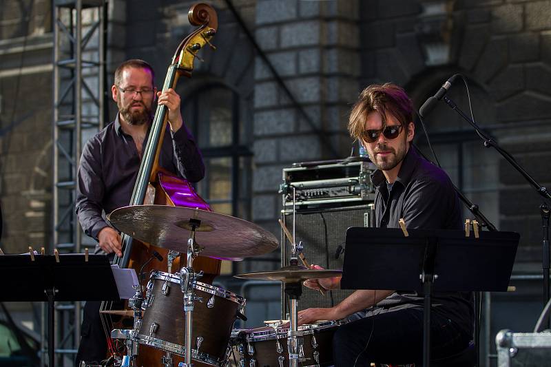 Pablo Held Piano Trio vystoupili se svým koncertem 13. července v rámci hudebního festivalu Bohemia Jazz Fest v Liberci. Na snímku zleva Robert Landfermann a Jonas Burgwinkel.