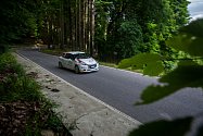 Rally Bohemia 2018, závod seriálu Mistrovství České republiky v rally, pokračoval 30. července na Jablonecku a Liberecku. Na snímku je posádka Matěj Kamenec a Adam Jurka s vozem Peugeot 208 R2 na šesté rychlostní zkoušce - Radostín II.