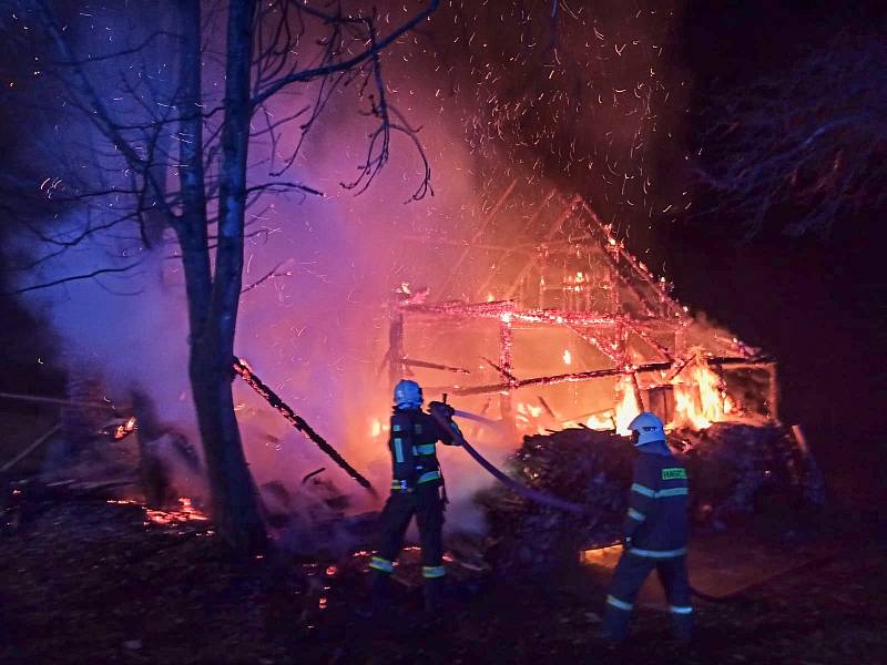 Požár stodoly ve Zdislavě na Liberecku.
