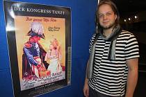VEDOUCÍ KINA Petr Gondkovský s plakátem prvního filmu, který se v budově kina promítal před 85 lety, tedy 19. 11. 1931. 