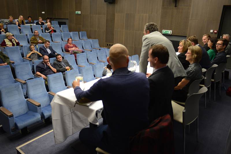 Lídři se nejprve vydali Deník busem k hnědouhelným dolům v Polském Turówě. Poté debatovali s občany Hrádku nad Nisou a následně se přesunuli na diskuzi s občany Liberce v sále zachráněného  kina Varšavy.