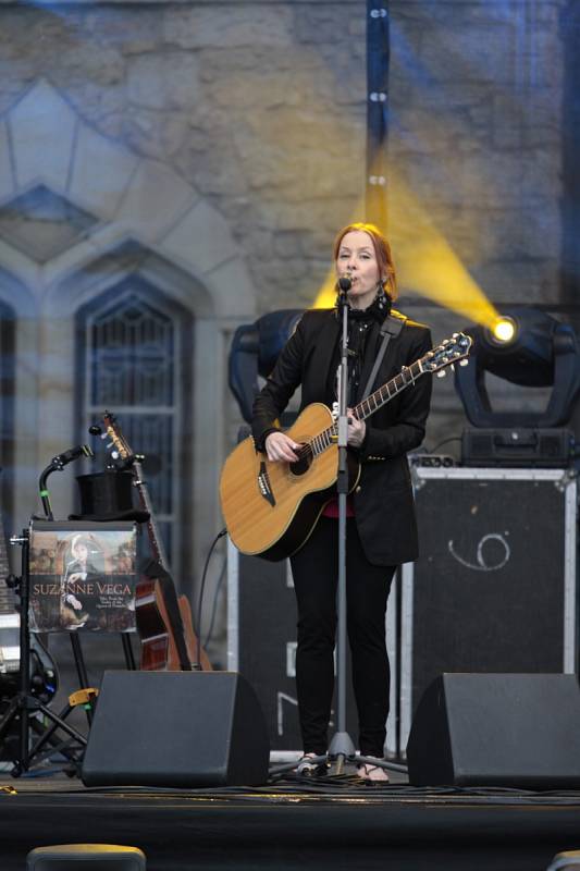 SUZANNE VEGA na koncertě na státním zámku Sychrov. Zpěvačka zde odehrála zhruba hodinu a půl dlouhý koncert ať už za doprovodu kytaristy, kapely nebo sama s akustickou kytarou. Zazněly i její dva největší hity Luka a Tom's Diner.