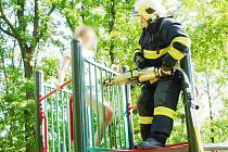 Dvanáctiletá dívka zůstala v neděli uvězněna v zábradlí jedné z atrakcí dětského hřiště v Liberci – Kristiánově. Nakonec museli přijet hasiči a příčle roztáhli hydraulickým rozpínákem.