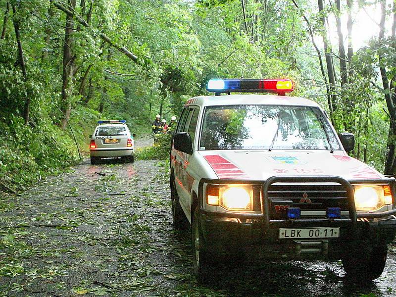 Část Bílého Kostela podél vody byla neprůjezdná, stromy zpřetrhaly elektrické vedení. Podobná situace byla kolem Grabštejna, Chotyně a Hrádku nad Nisou.