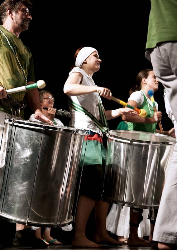 ZÁVĚREČNÉ VYSTOUPENÍ všech účastníků tanečního a bubenického festivalu Léto tančí