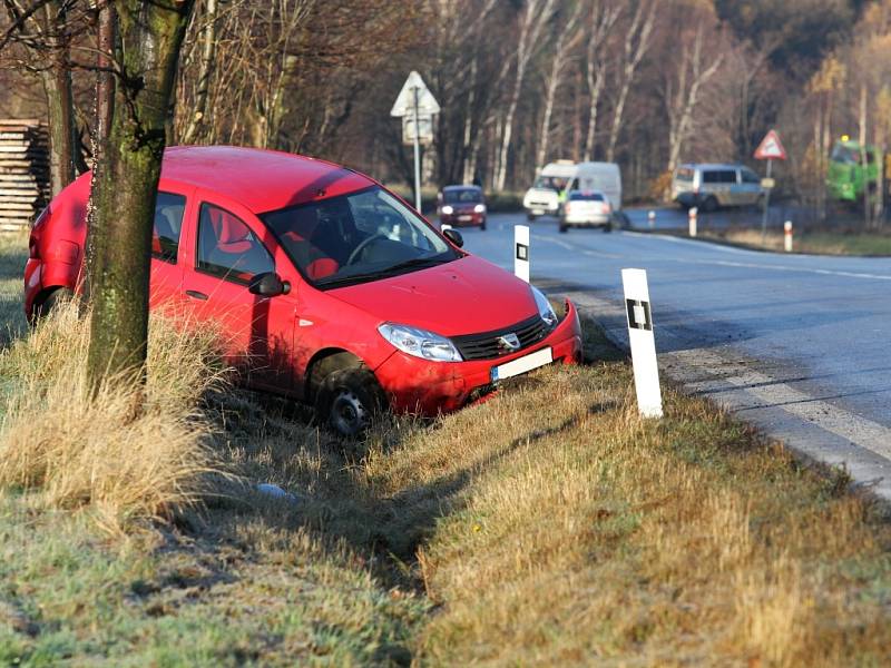 Náledí potrápilo řidiče v Albrechticích u Frýdlantu.